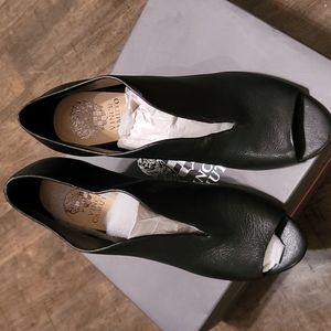 Vince Camuto Andrita Black Leather Plunge Cut Bootie.Size 9.5